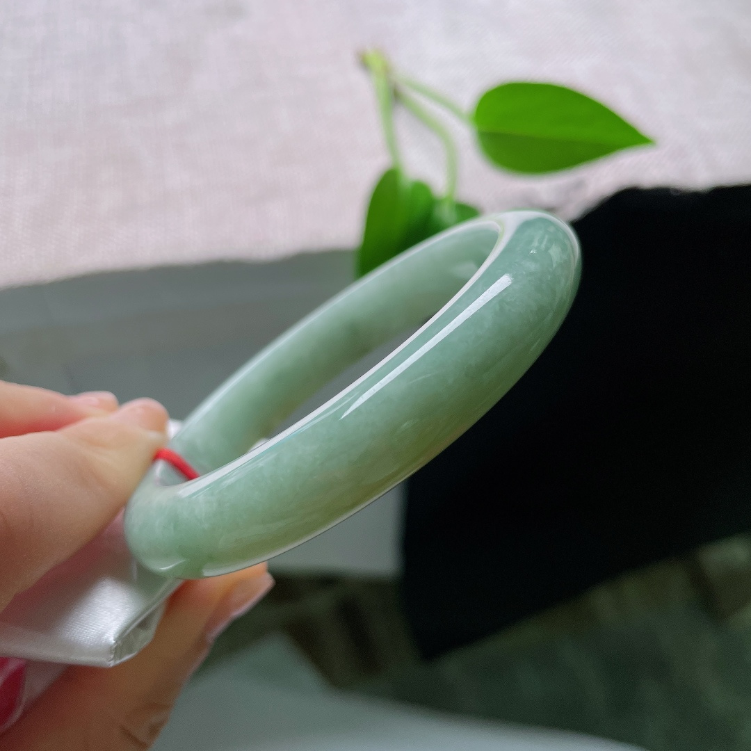 56.8/11.5/8.7，黄翡正圈，晶体洒金，黄加绿平安镯，青润底色交织暖黄俏色，色彩自然过渡，复古韵味十足。ss59668a