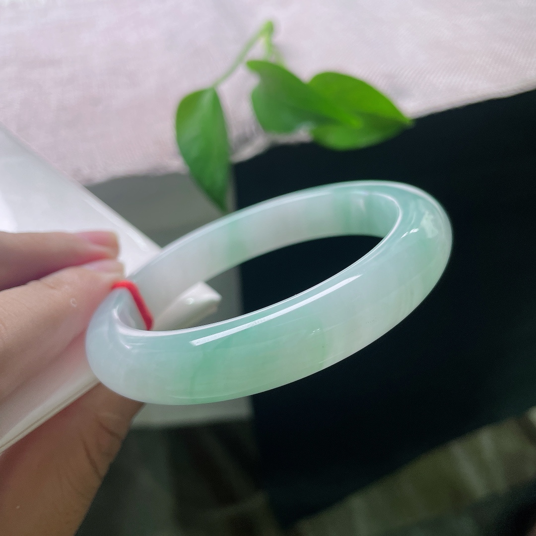蓝底正圈，皮纹，清润冰底裹挟着悠悠翠色，恰似一汪山间清泉，凉意扑面而来。ss57963a