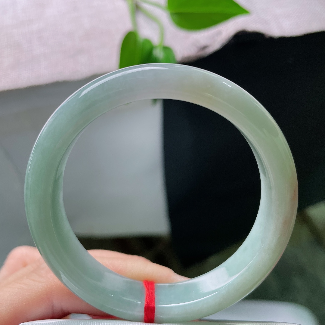 53.6/11.8/8.0黄翡正圈，晶体，底子细腻通透，素雅底色不张扬，一抹黄翡添贵气，日常佩戴百搭。ss59661a