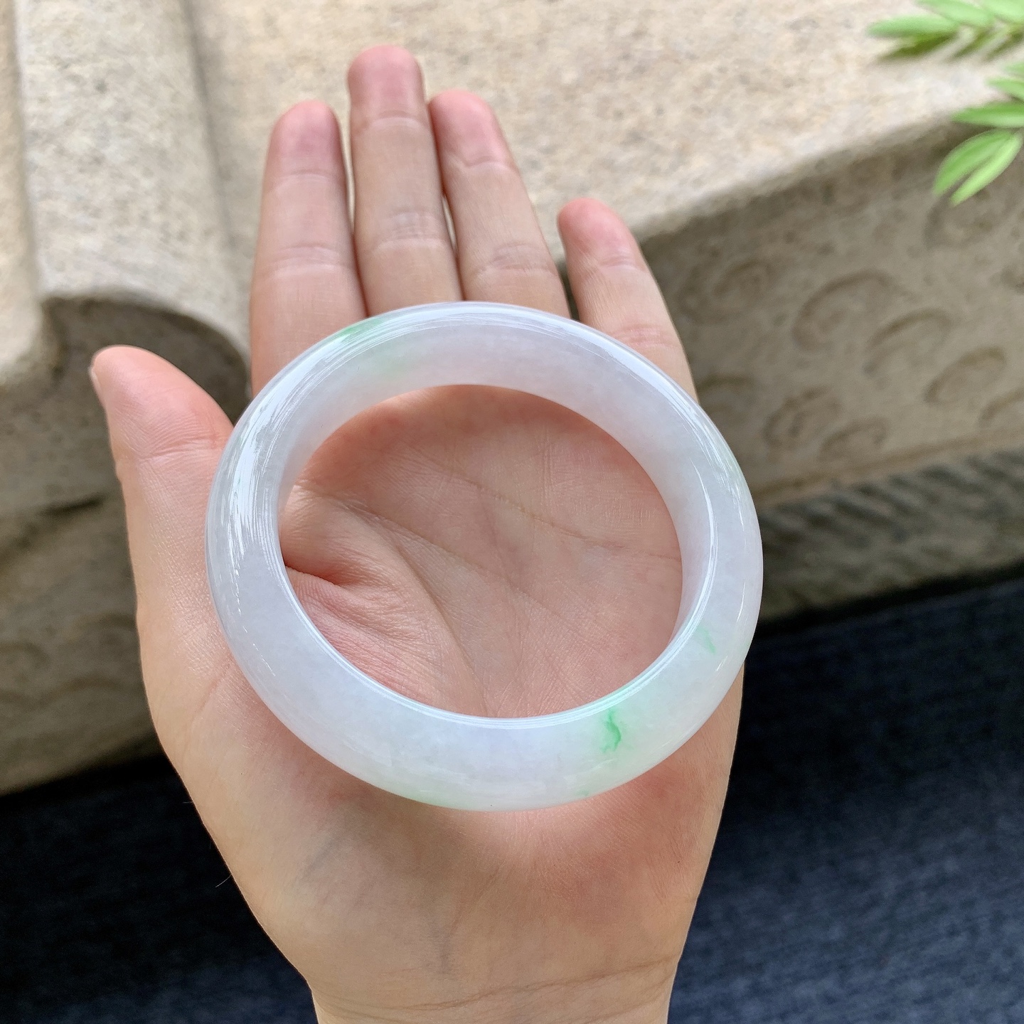 正圈54 55 圈口55.4/13/9 编码GF092329 细糯飘绿，水润，种老，细腻，无裂