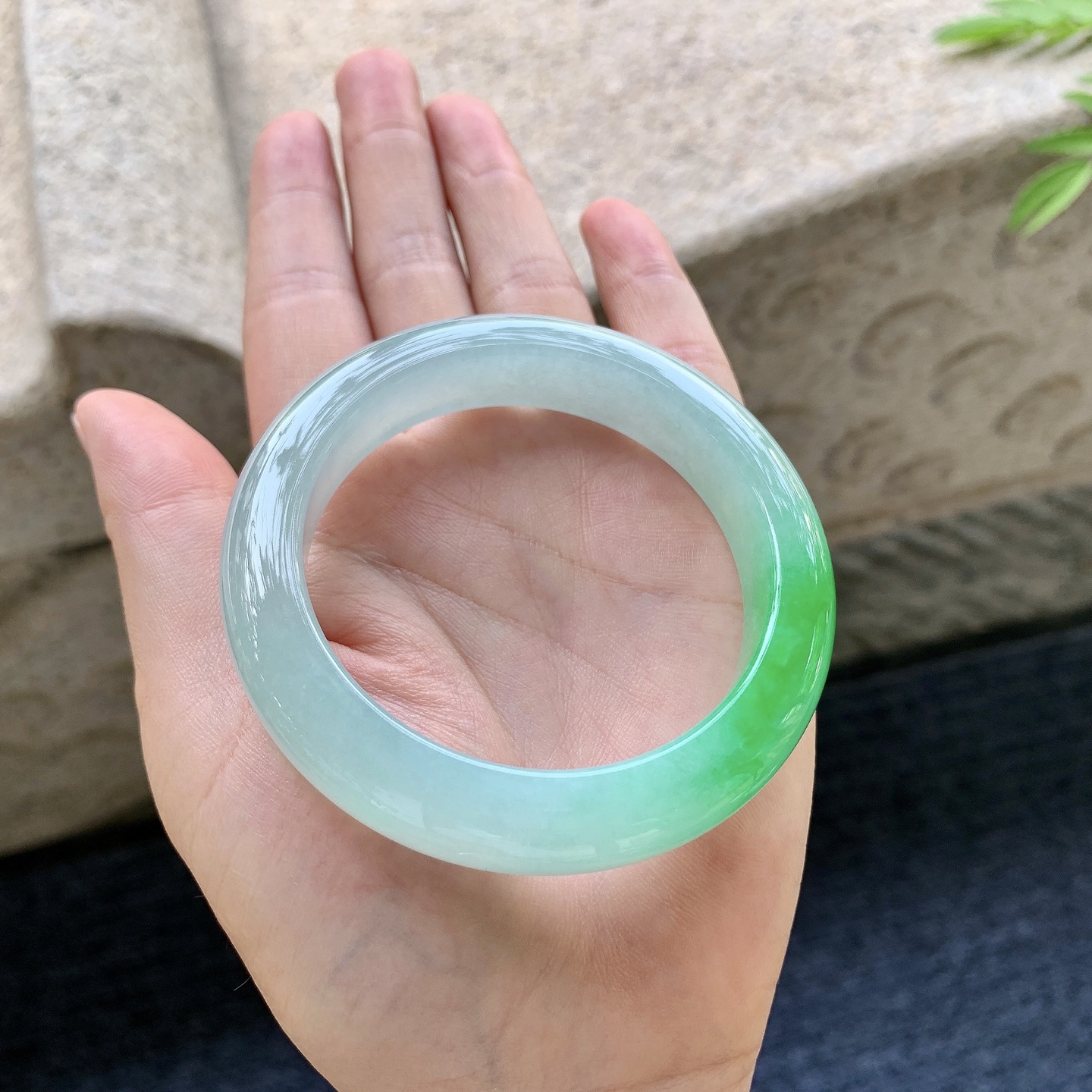 正圈53 54 圈口54.5/12.5/9.5 编码H3092352 冰糯飘辣绿，清透，水润，种老，细腻，打灯有棉线