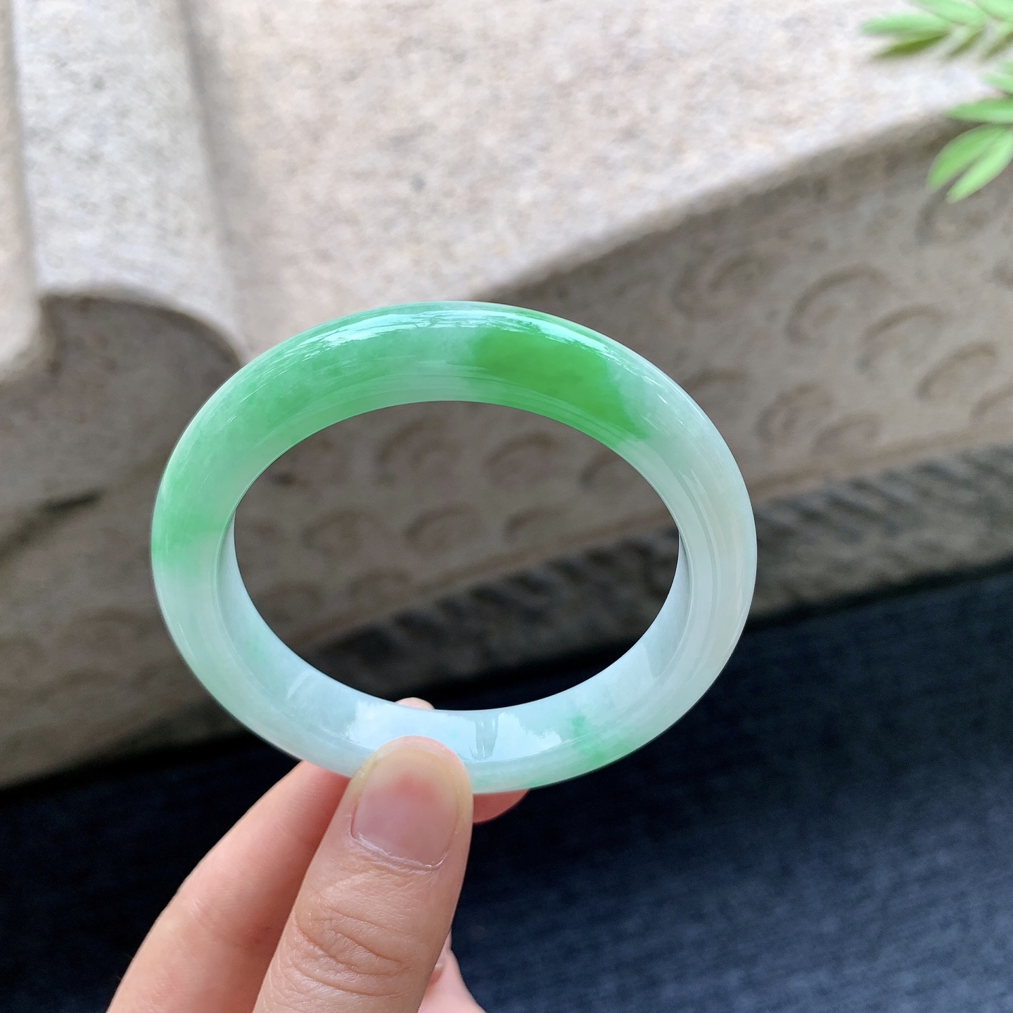 正圈52 53 圈口53.6/10.5/8.2 编码G9092336 细糯飘阳绿，水润，种老，细腻，打灯有棉线