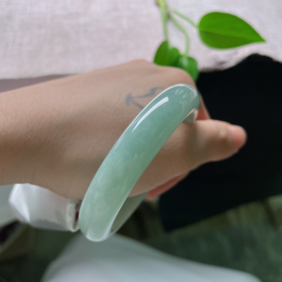 53.6/11.8/8.0黄翡正圈，晶体，底子细腻通透，素雅底色不张扬，一抹黄翡添贵气，日常佩戴百搭。ss59661a