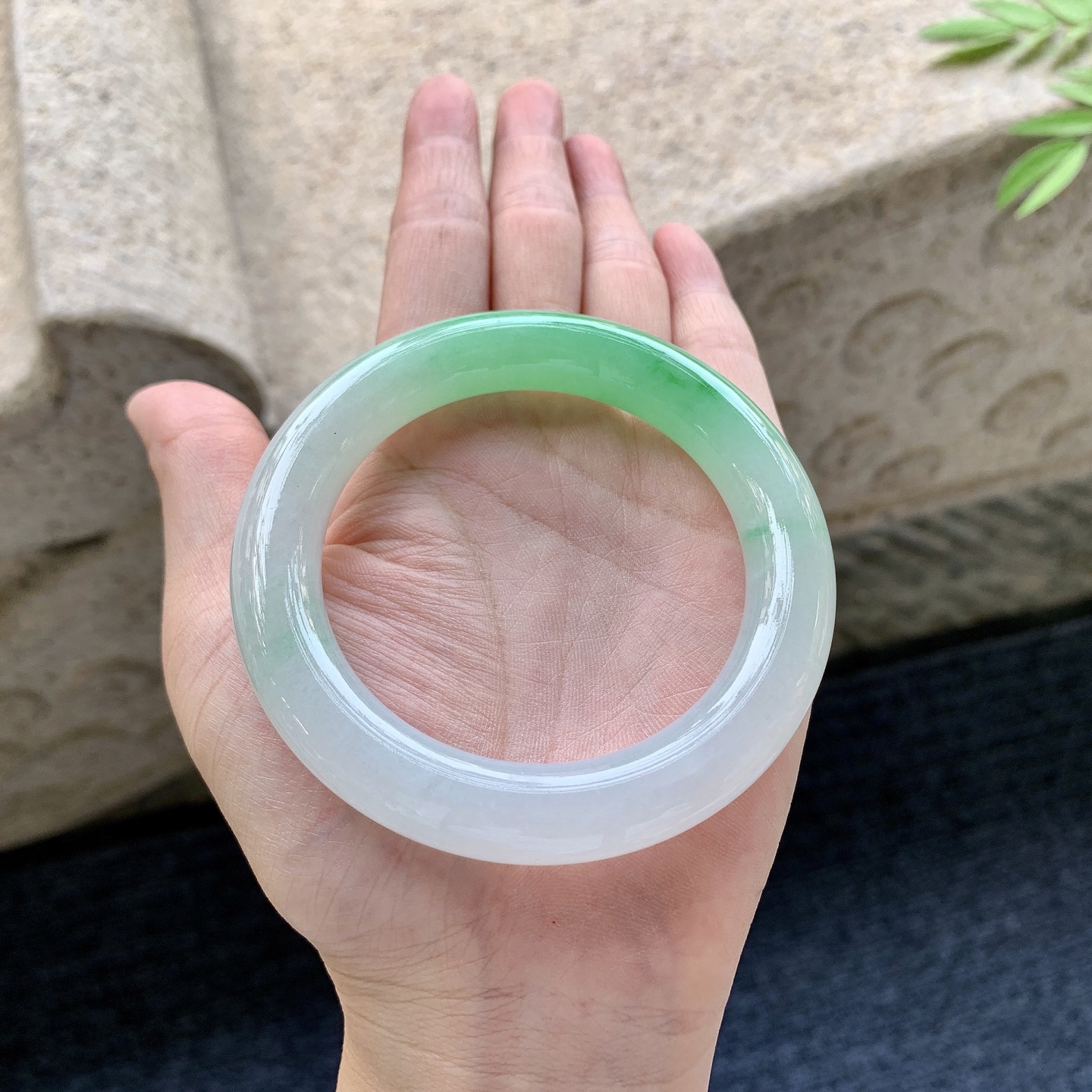 圆条54 55 圈口55/11.2/11 编码GF092326 冰糯阳绿，水润，种老，细腻，打灯有棉线