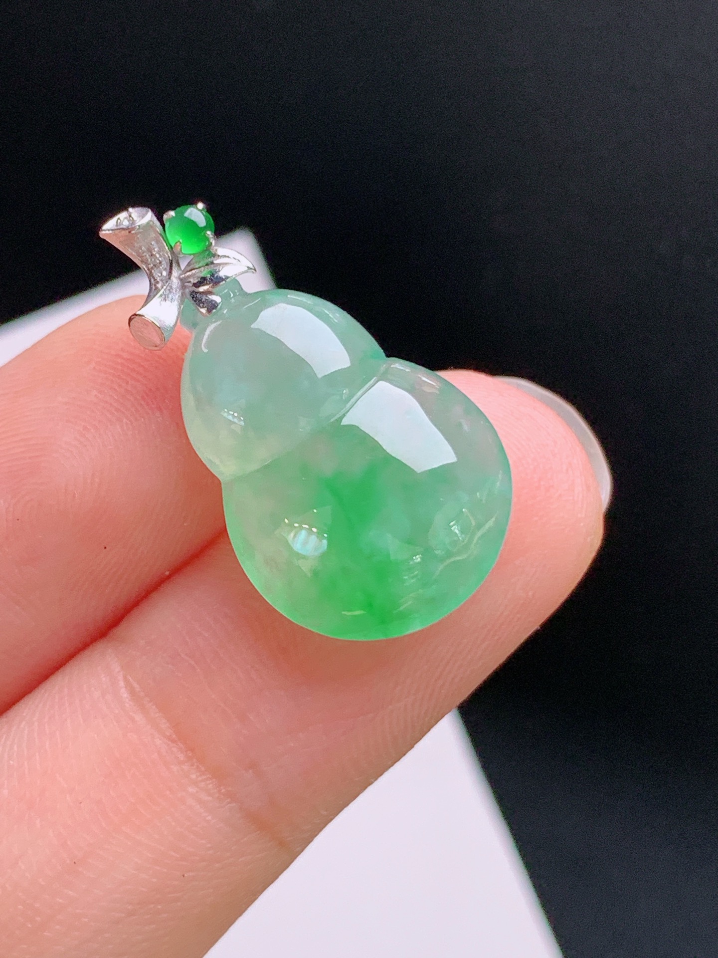 ️ 冰飘绿葫芦吊坠，清透飘绿，金钻点缀，寓意福禄双全 裸石17.5-13.1-5.7 整体23.6 98