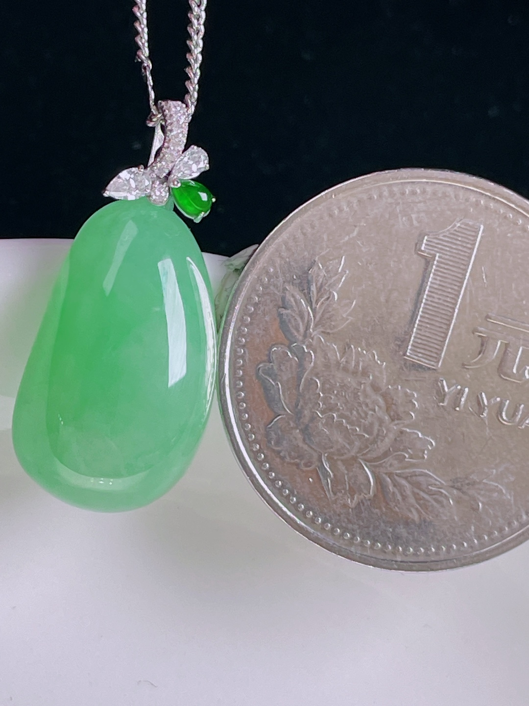 冰绿福瓜，18k镶嵌，老种起光，细底通透，尺寸：25.3裸石21/12/6.8mm0922
