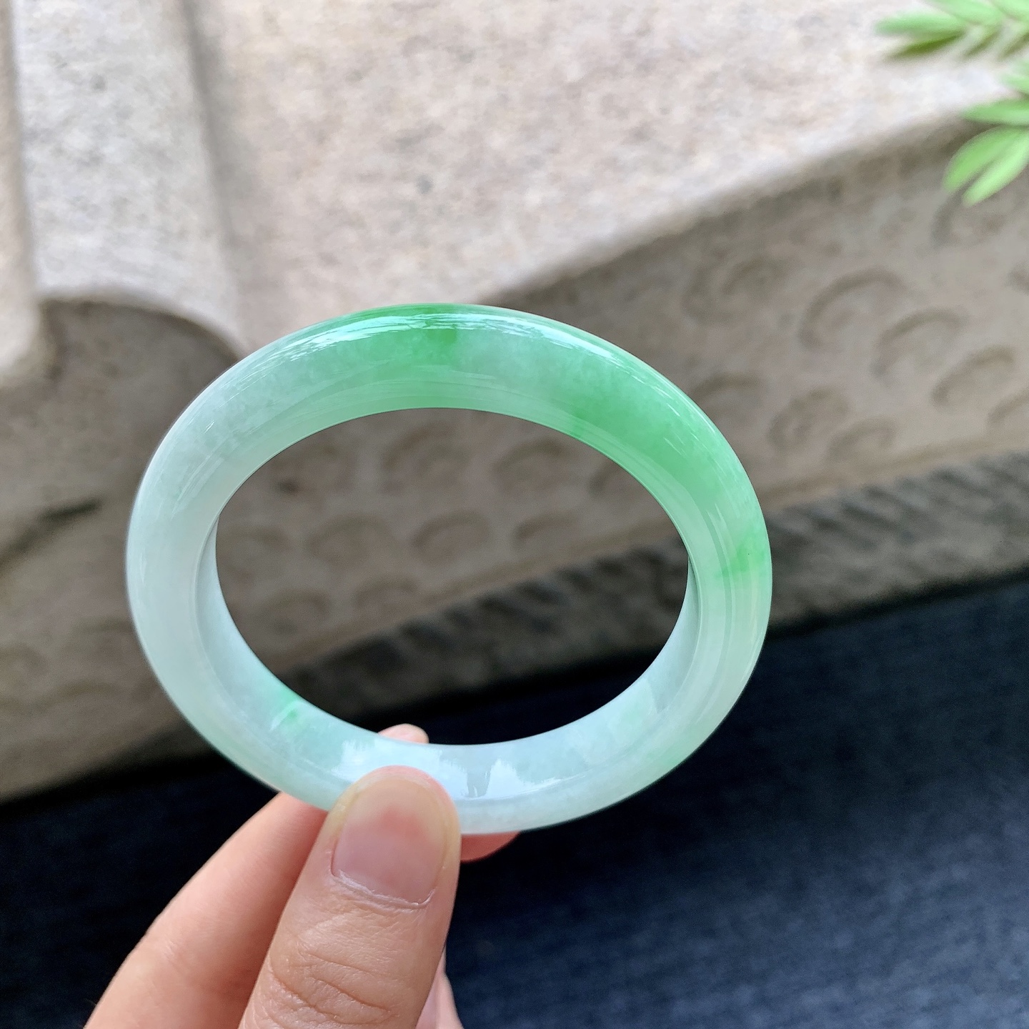 正圈52 53 圈口53.6/10.5/8.2 编码G9092336 细糯飘阳绿，水润，种老，细腻，打灯有棉线