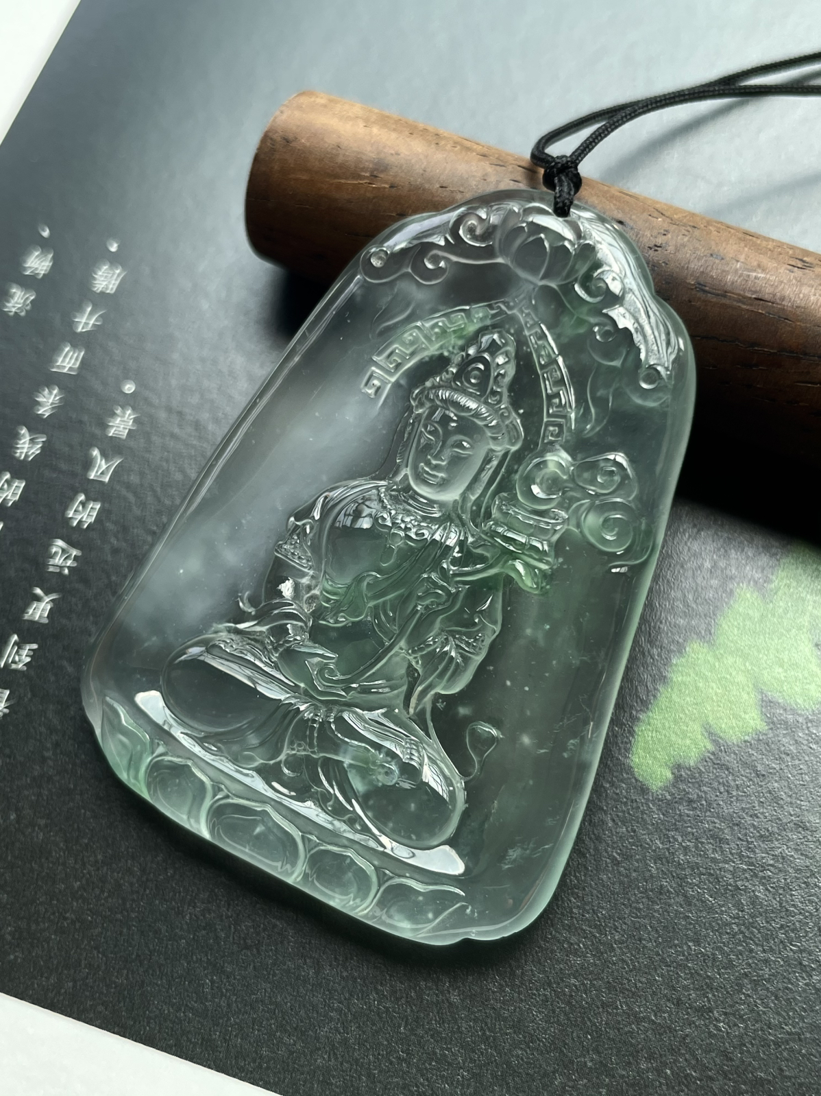 【玻璃种飘绿观音吊坠】质地非常细腻干净，冰润十足，种老冰透，收藏品质。