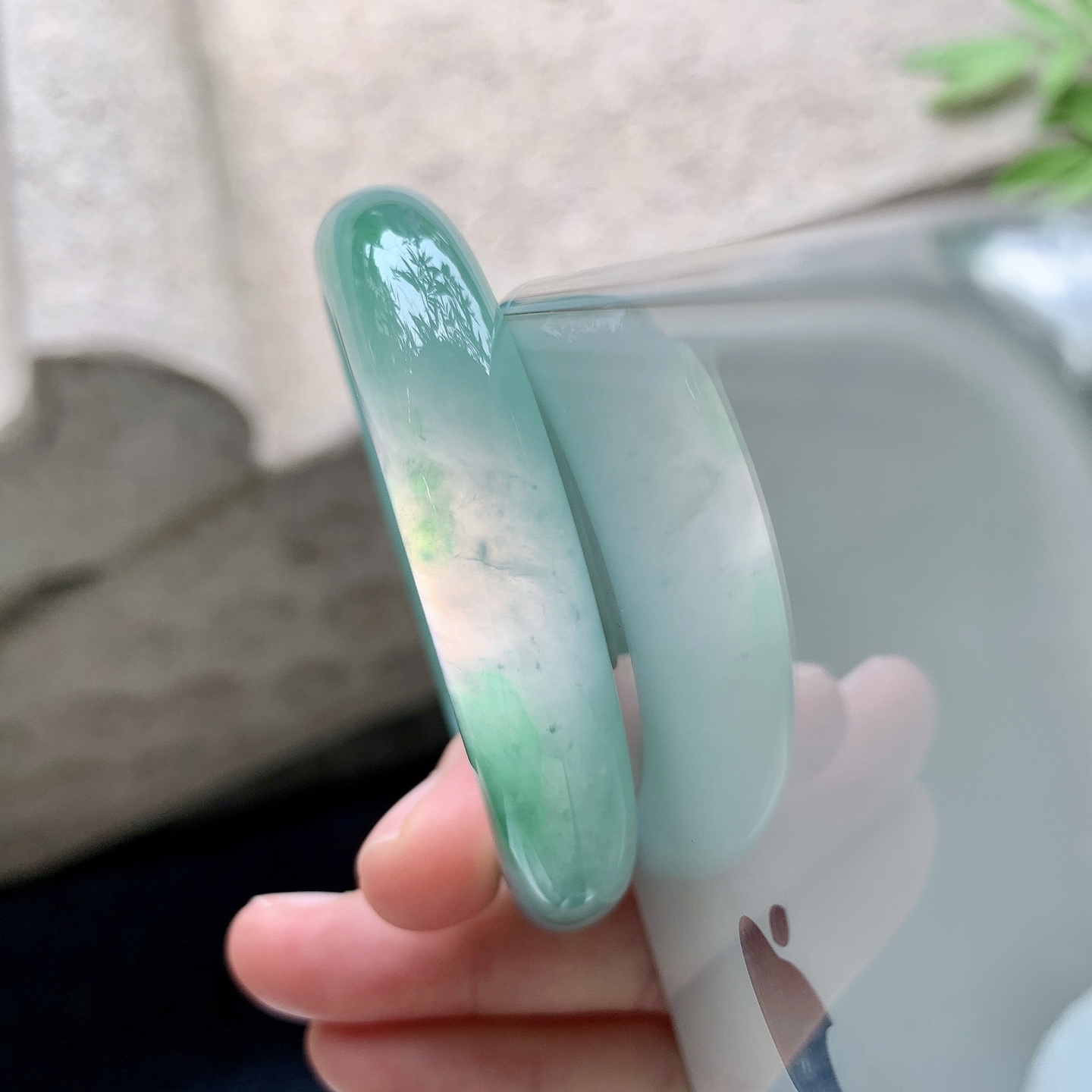 冰糯飘绿，水润，种老，细腻，打灯有絮线