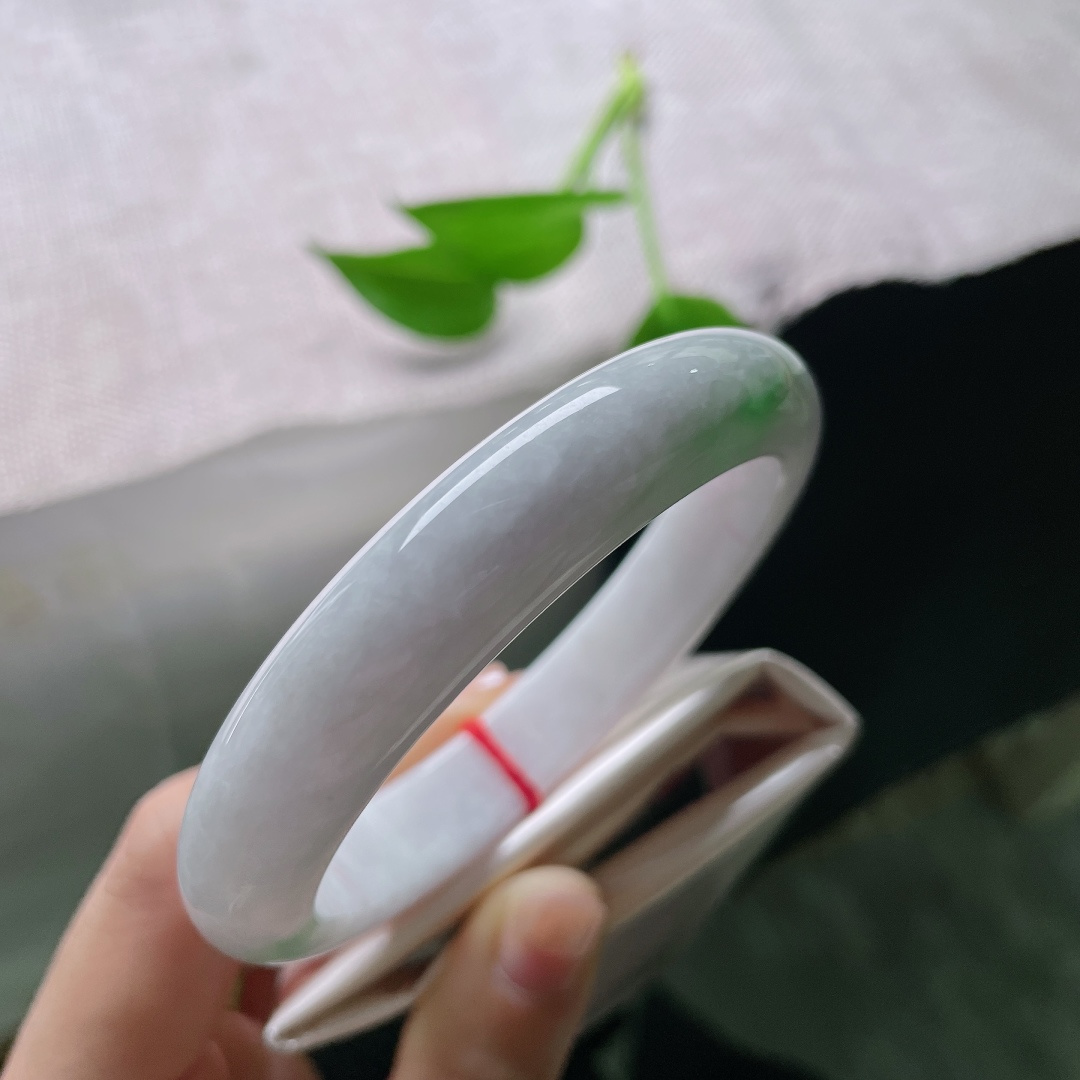 60.8/12.7/8.9，淡紫正圈，一点皮纹，素白玉地温润匀净，几抹浅绿轻轻萦绕镯壁，色调清新柔和，简约款式自带悠然诗意。ss59518a