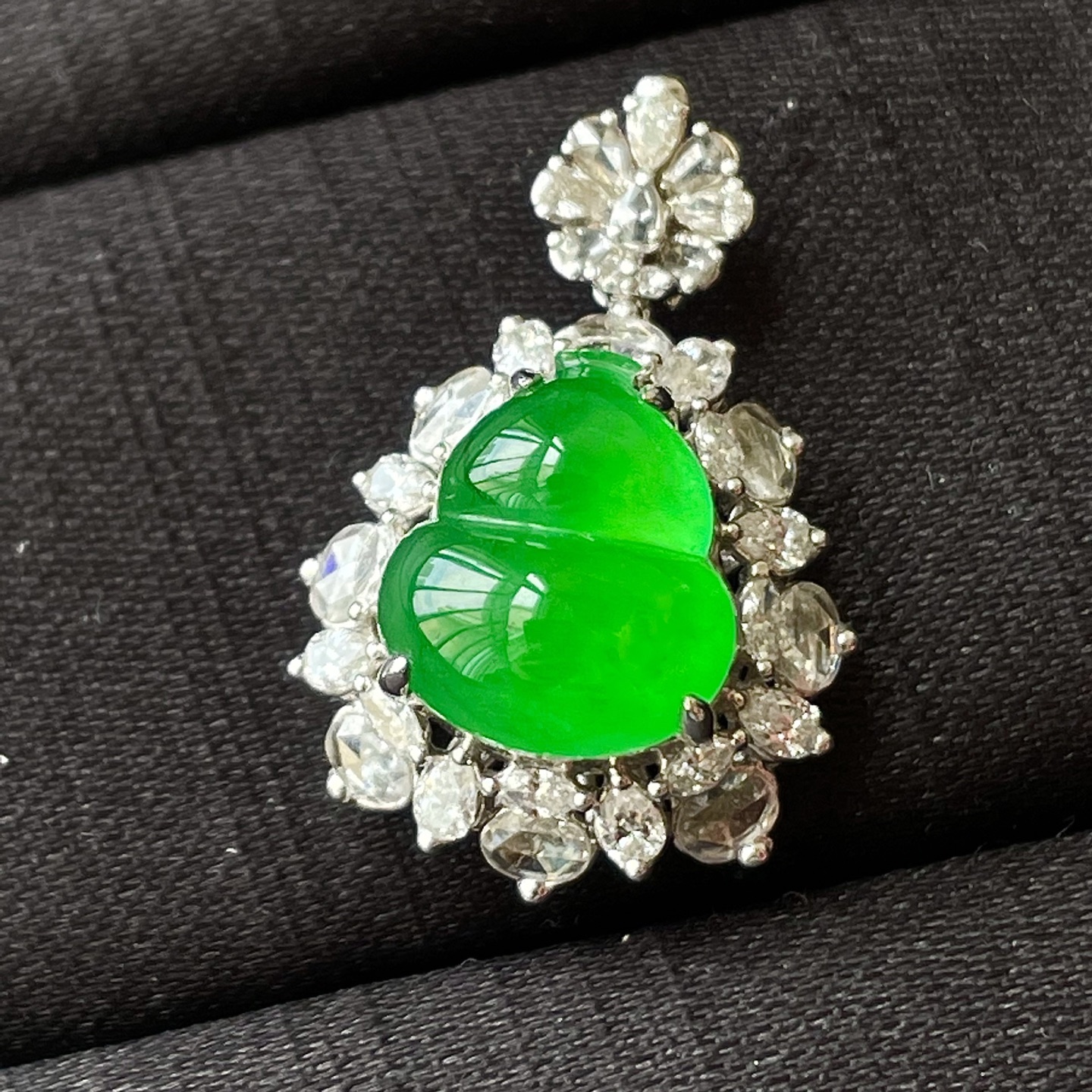 ️缅甸冰种阳绿葫芦吊坠，18k金镶嵌，色辣水润，饱满无裂，裸石尺寸11.6/10.3/6--26/16.8/12编码0701好数字