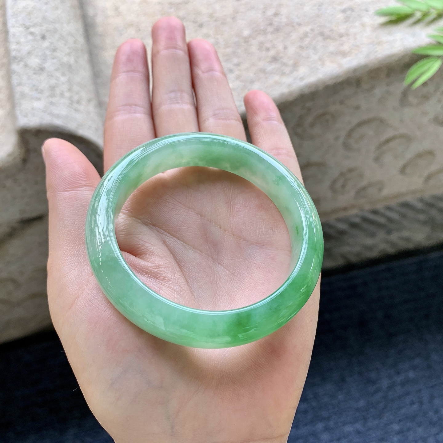 正圈53 54 圈口54.6/12.5/8 编码WW092387 糯冰飘辣绿，水润，种老，细腻，打灯有纹线