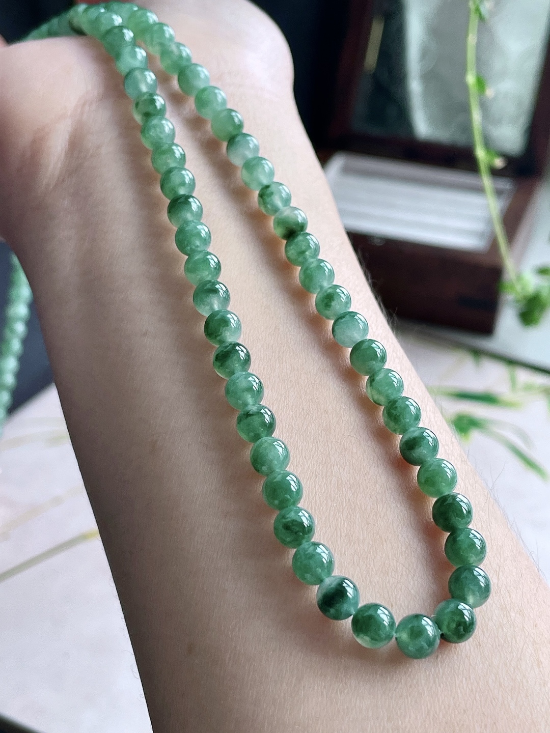 【珠子】冰飘绿花珠链圆珠珠子珠链 【说明】缅甸 性比高 飘花 【尺寸】5.3mm，32cm 【重量】35克