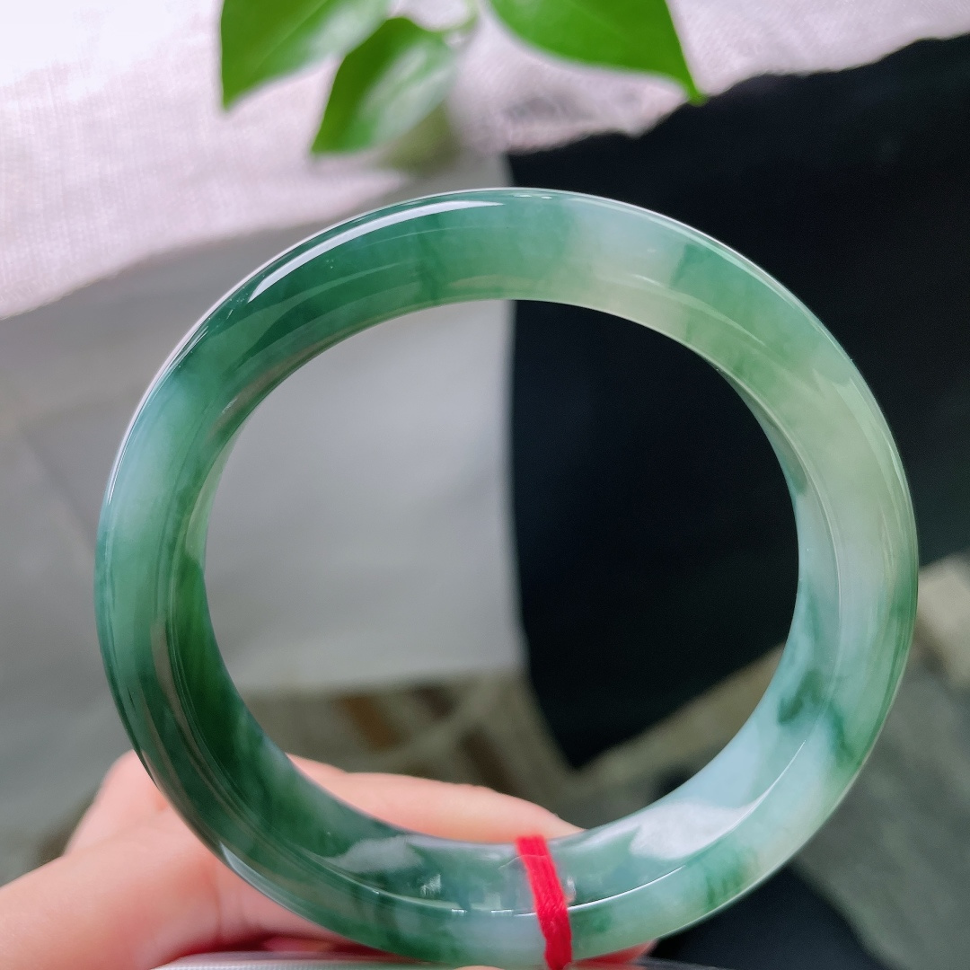 56.5/12.3/8.7，飘花正圈，小碎纹，温润水亮，细腻光滑，浓郁的墨绿飘花成片晕染在镯身，沉静中藏着生机。ss59420a