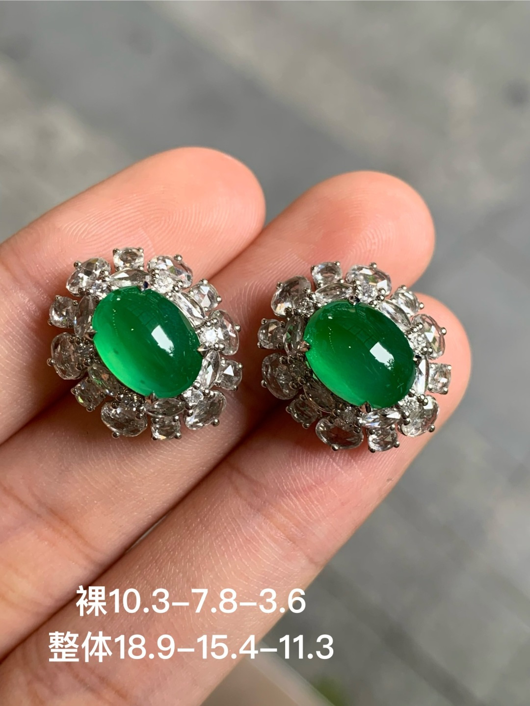 ️阳绿蛋面耳钉，无裂 18k金镶嵌，10.3-7.8-3.6