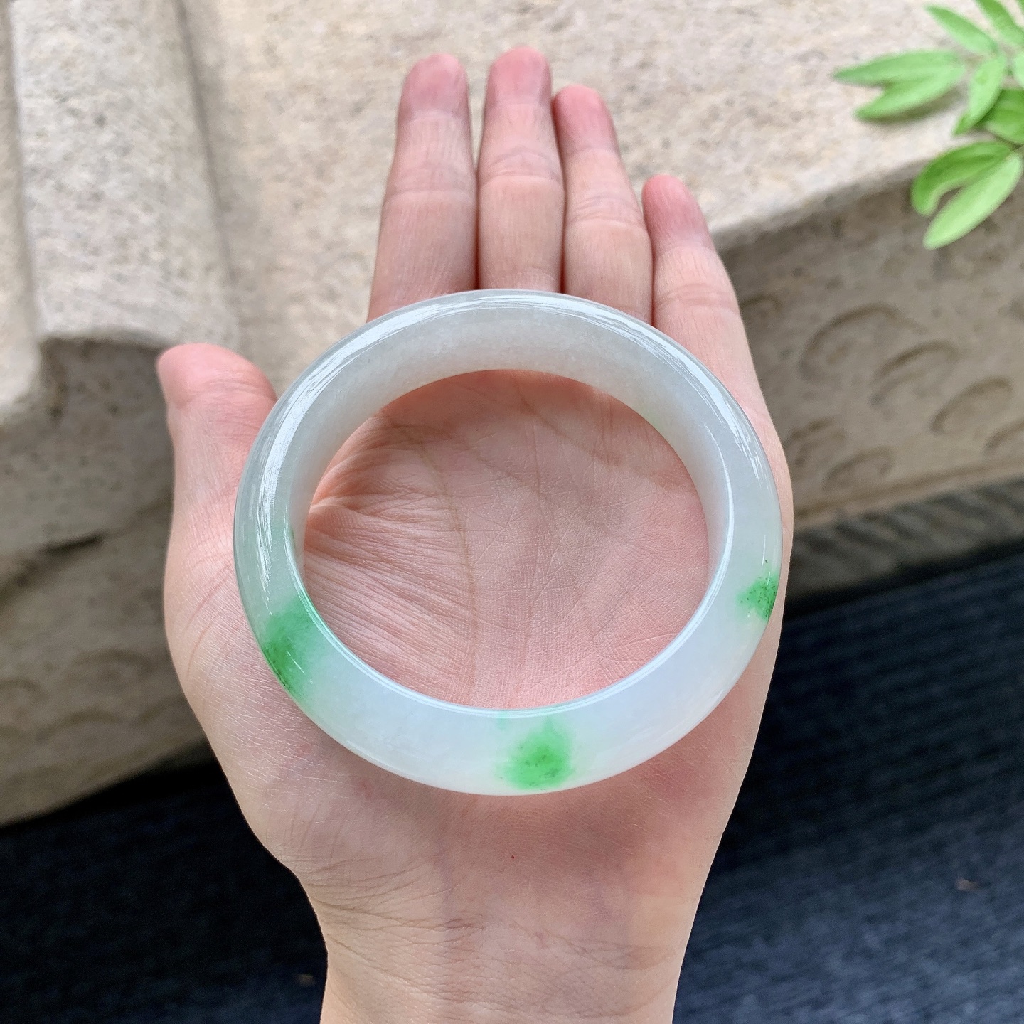 正圈54 55 圈口55.3/13.3/8.5 编码Q5092234 糯冰飘绿，水润，种老，细腻，无