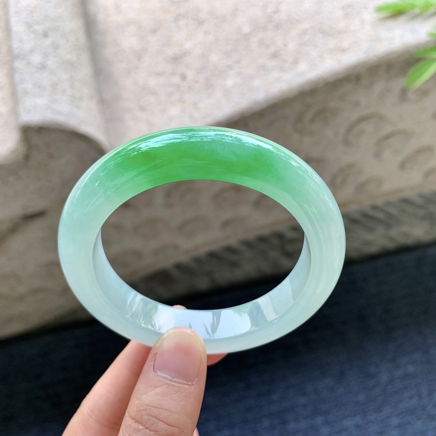 正圈53 54 圈口54.5/12.5/9.5 编码H3092352 冰糯飘辣绿，清透，水润，种老，细腻，打灯有棉线