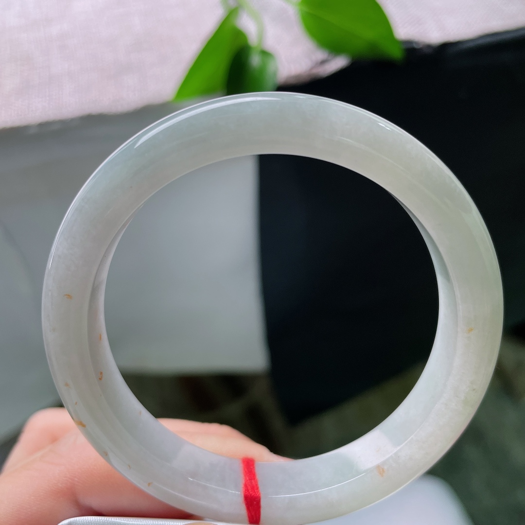 56.8/10.8/8.2，蓝底正圈，无裂，冰底玉质温润细腻，零星洒金若星光点点分布，镯型周正，简约低调尽显东方雅致。ss59664a