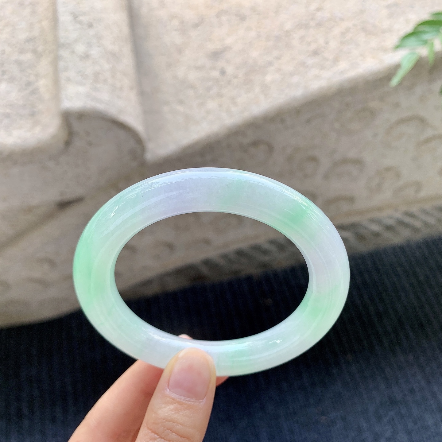 圆条54 55 圈口55.8/10.8/10.9 编码Q5092225 冰糯春彩，水润，种老，细腻，无裂