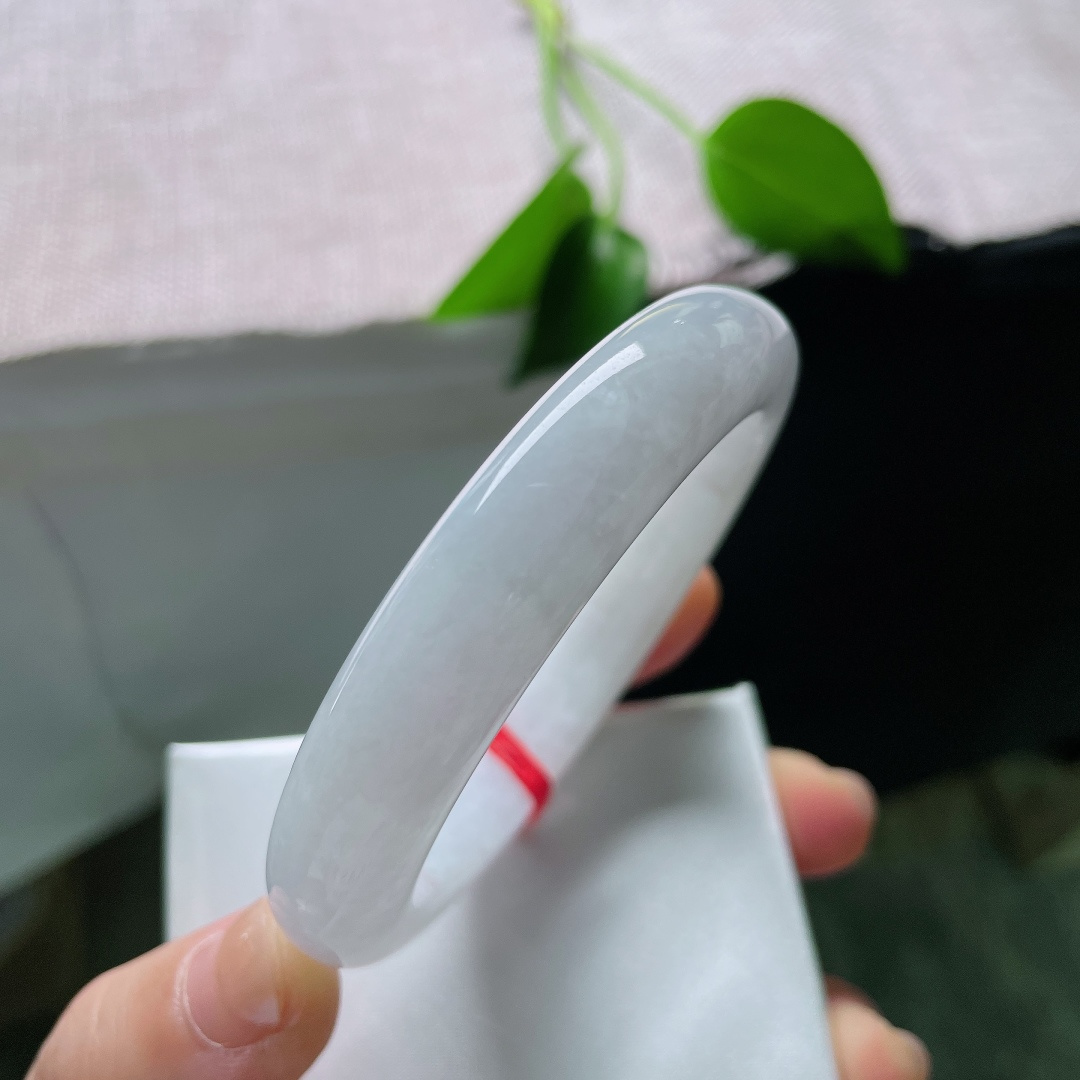 55.8/12.3/8.9，白月光正圈，一点皮纹，清润白冰玉底，水头通透，柔光内敛，素镯简约大方，百搭耐看。ss59589a