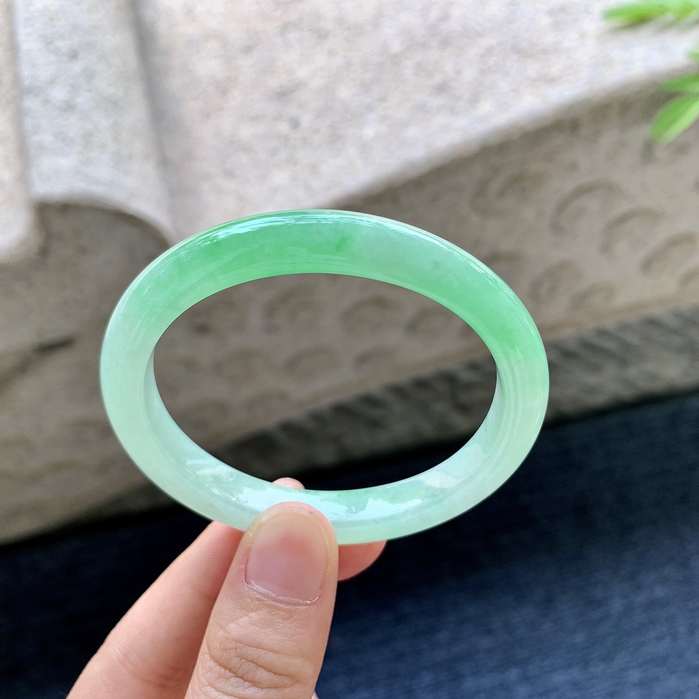 贵妃51 52 圈口52.6/46/8.3/7 编码GF092328 阳绿，水润，种老，细腻，有纹线