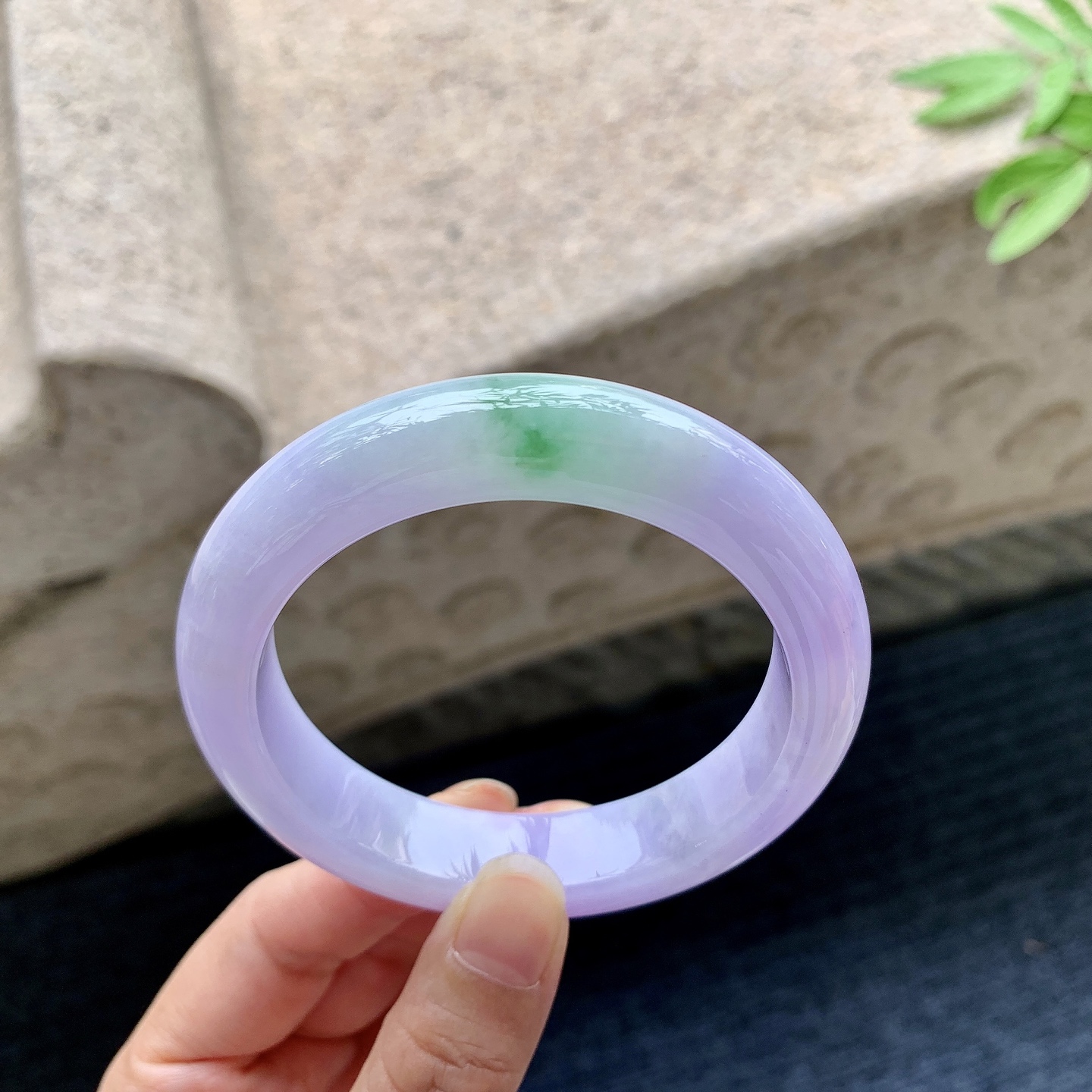 正圈55 56 圈口56.2/12.7/9.4 编码WW092240 艳紫飘绿，水润，种老，细腻，打灯有絮线