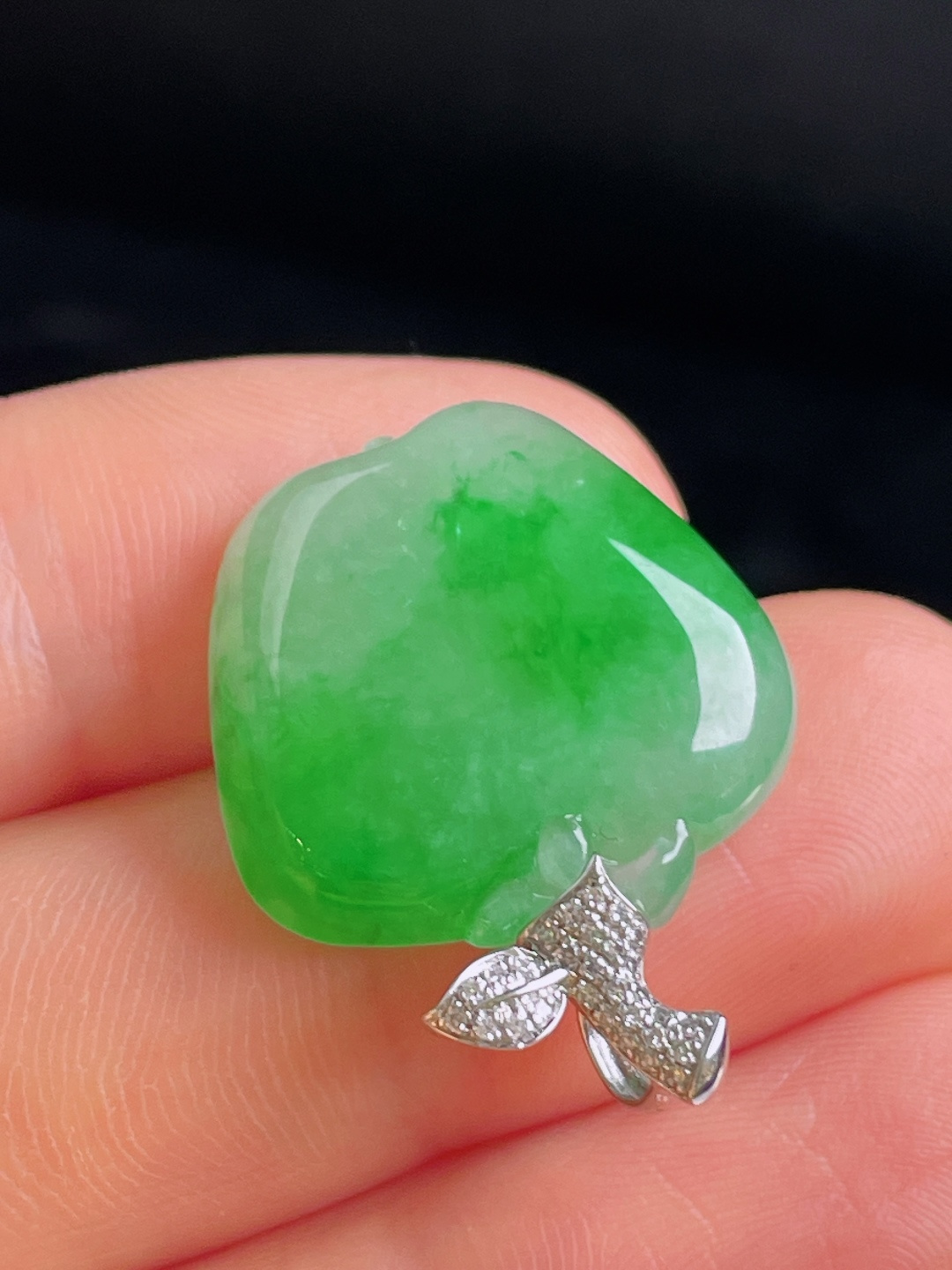 ️辣绿苹果，18k镶嵌，老种起光，细底通透，尺寸：26.8裸石20/21/5.8mm0922