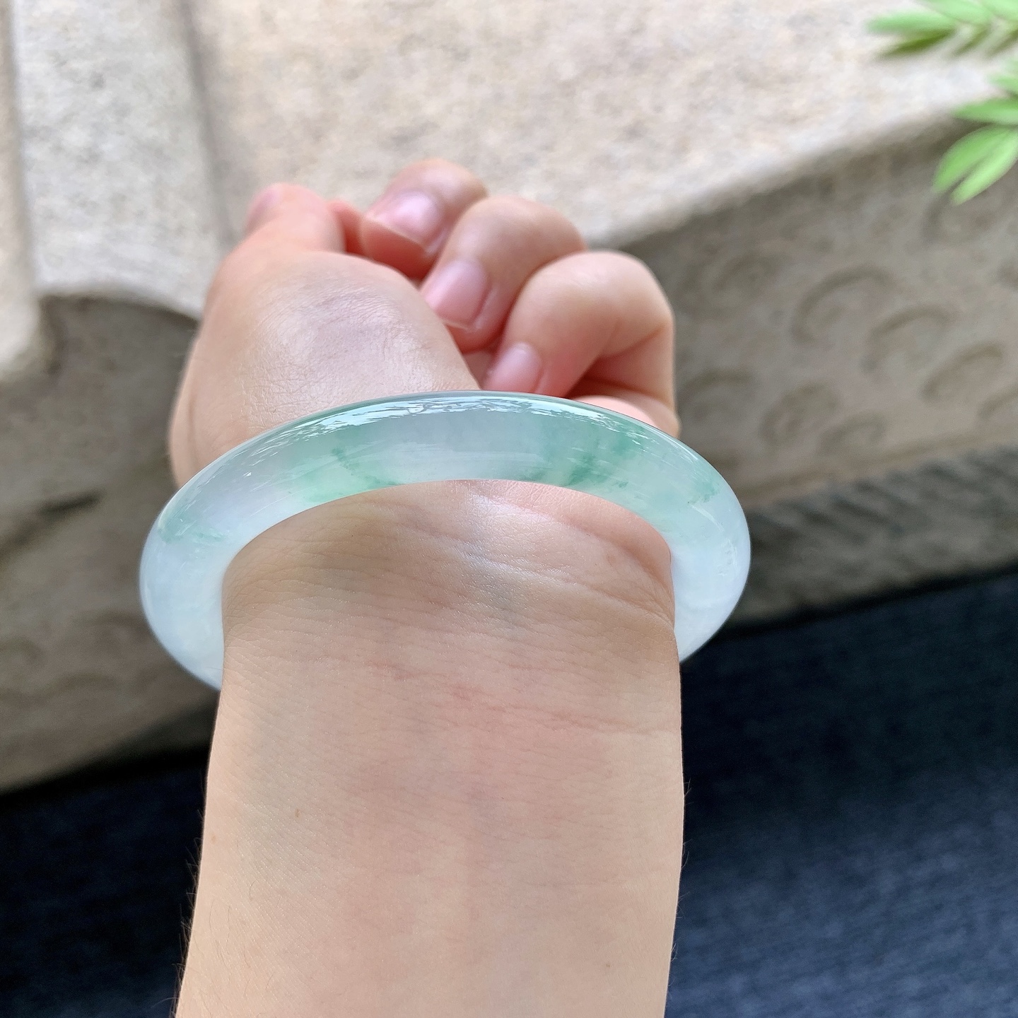 圆条52 53 圈口53/8/9 编码C11092313 冰糯飘绿，清透，水润，种老，细腻，打灯有纹线