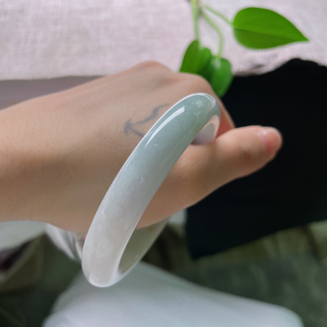 57.9/11/8.0，蓝底正圈，棉线，浅白冰底温润柔和，缕缕淡绿若隐若现流淌镯间，素净清雅，尽显温婉从容气质。ss59663a