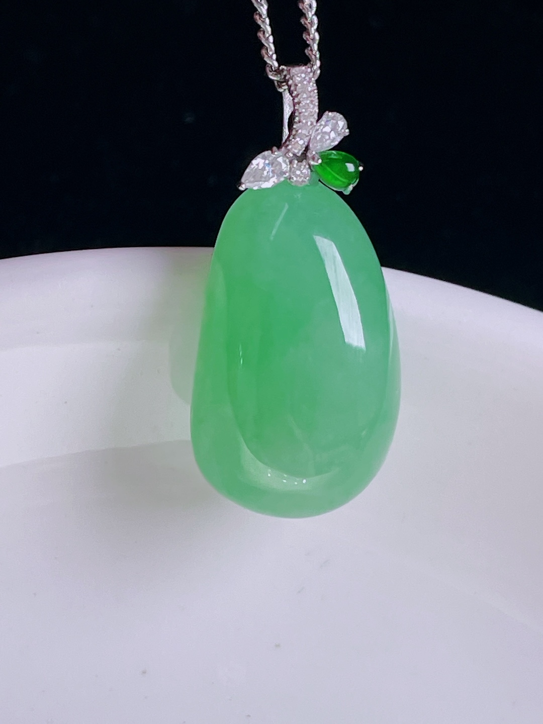 冰绿福瓜，18k镶嵌，老种起光，细底通透，尺寸：25.3裸石21/12/6.8mm0922