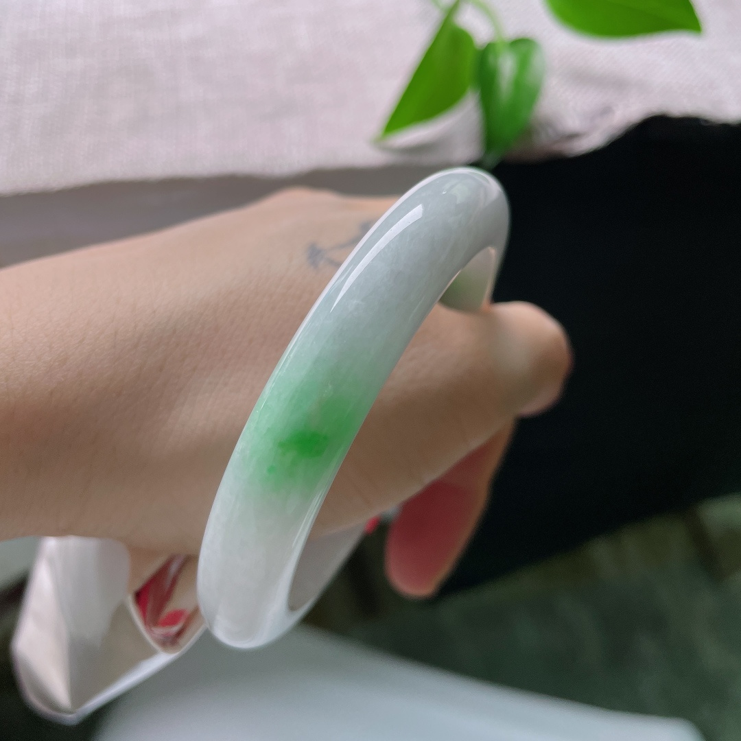 56.9/11.1/9，春彩正圈，一点皮纹，素雅白冰玉底温润干净，两处鲜辣翠色点睛镯身，青白相映，简约之中迸发灵动生机。ss59653a