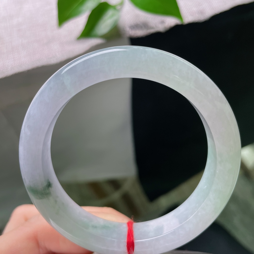 57/12.5/9.1，春彩正圈，晶体，朦胧紫底温润氤氲，鲜翠绿意悄然晕染玉璧，平安镯版型周正，含蓄清雅气韵悠远绵长。ss59553a
