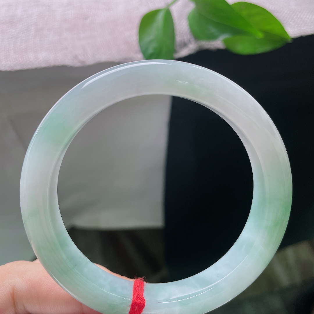 蓝底正圈，皮纹，清润冰底裹挟着悠悠翠色，恰似一汪山间清泉，凉意扑面而来。ss57963a