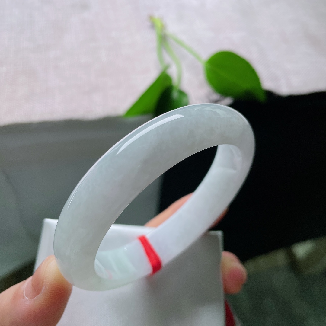 56.2/13.5/8.6，白月光正圈，一点皮纹，质地温润干净，色调素雅，上手清冷。ss59594a