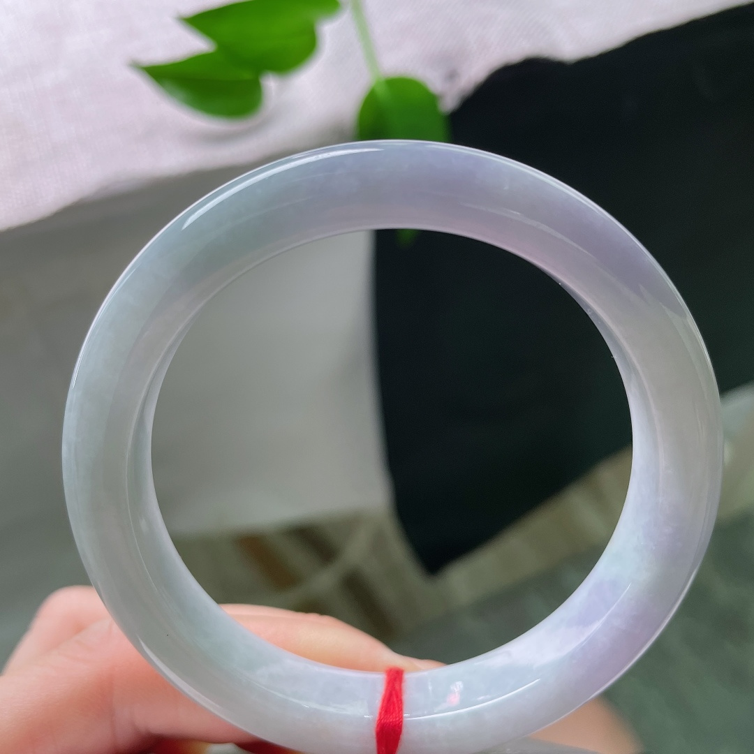 58/11.1/8.5，正圈，无裂，玉质糯润顺滑，浅紫氤氲于圆条镯壁，色调柔和内敛，腕间流转沉静温润的诗意。ss59635a