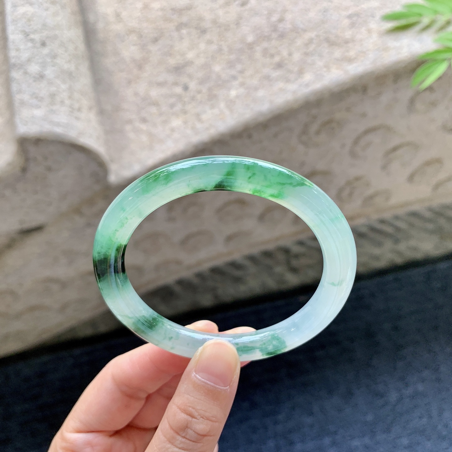 圆条53 54 圈口54.8/8/8.3 编码W6092317 冰飘绿花，水润，种老，细腻，打灯有纹线