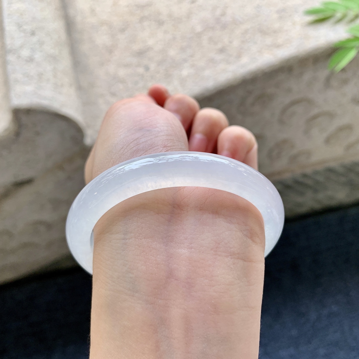 贵妃54 55 圈口55.4/49.2/10/7.5 编码GF011410 白冰，清透，水润，种老，细腻，打灯有絮线