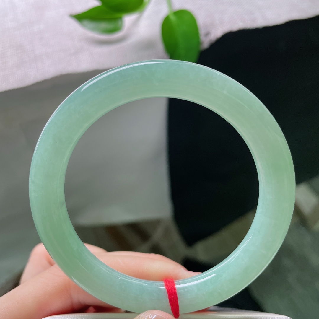 56.5/9.5，果绿圆条，无裂，水润细腻，清新的果绿浅浅晕染镯身，不深沉不艳俗，自带清甜干净的气质。ss59641a