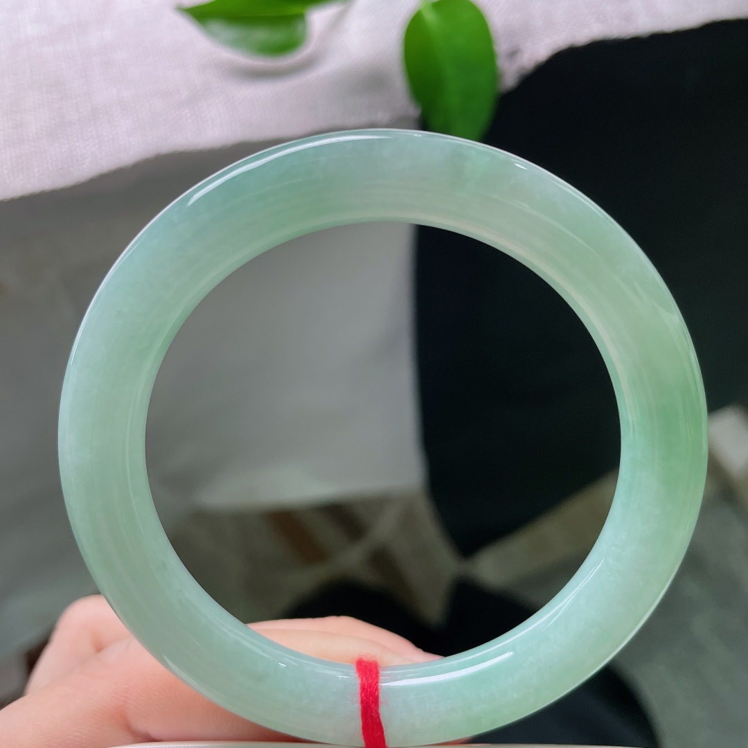 57/9.7，果绿圆条，棉线，细腻温润，水润柔和，玉质与果绿相互映衬，刚柔相济，悠悠韵味绵长不绝。ss59642a