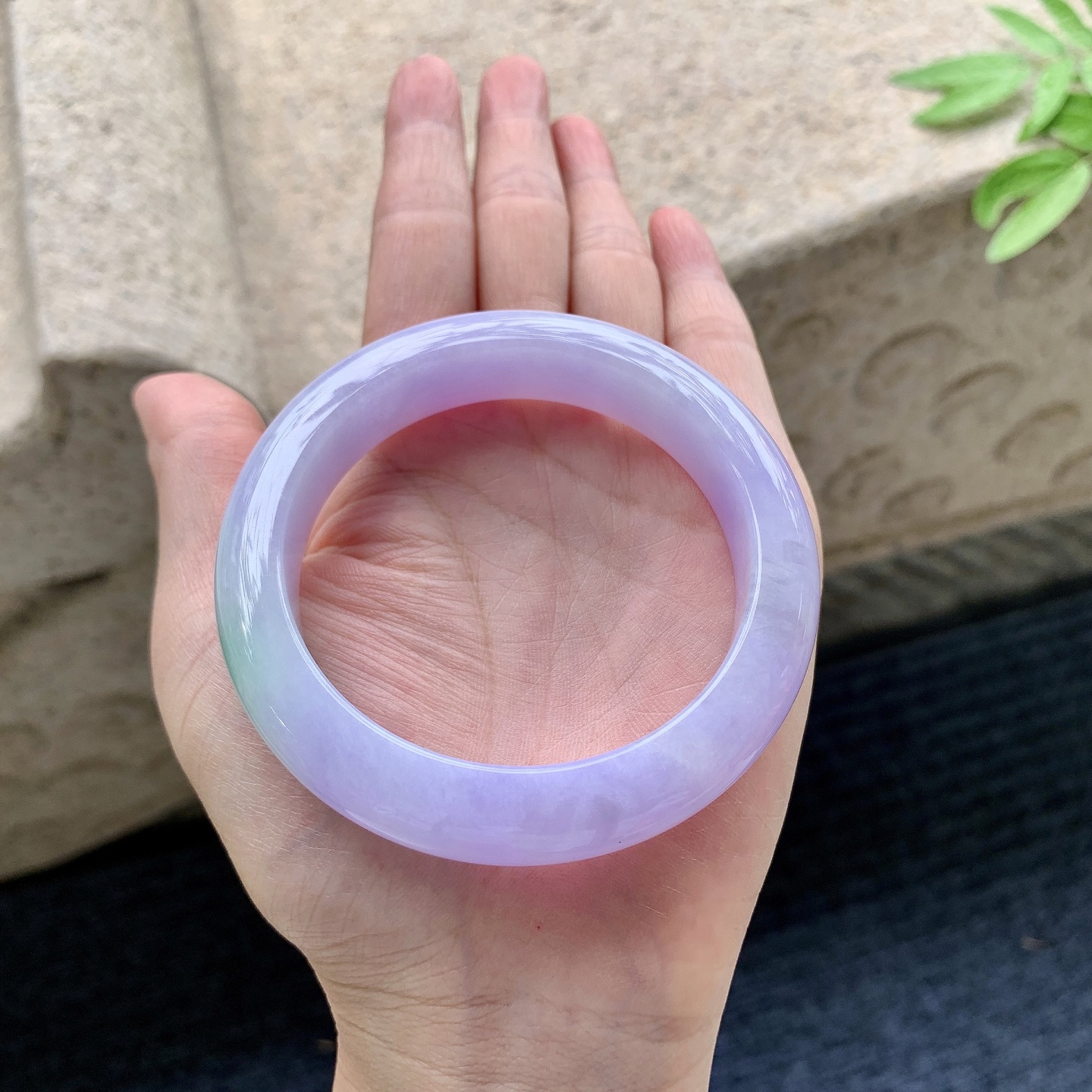 正圈55 56 圈口56.2/12.7/9.4 编码WW092240 艳紫飘绿，水润，种老，细腻，打灯有絮线