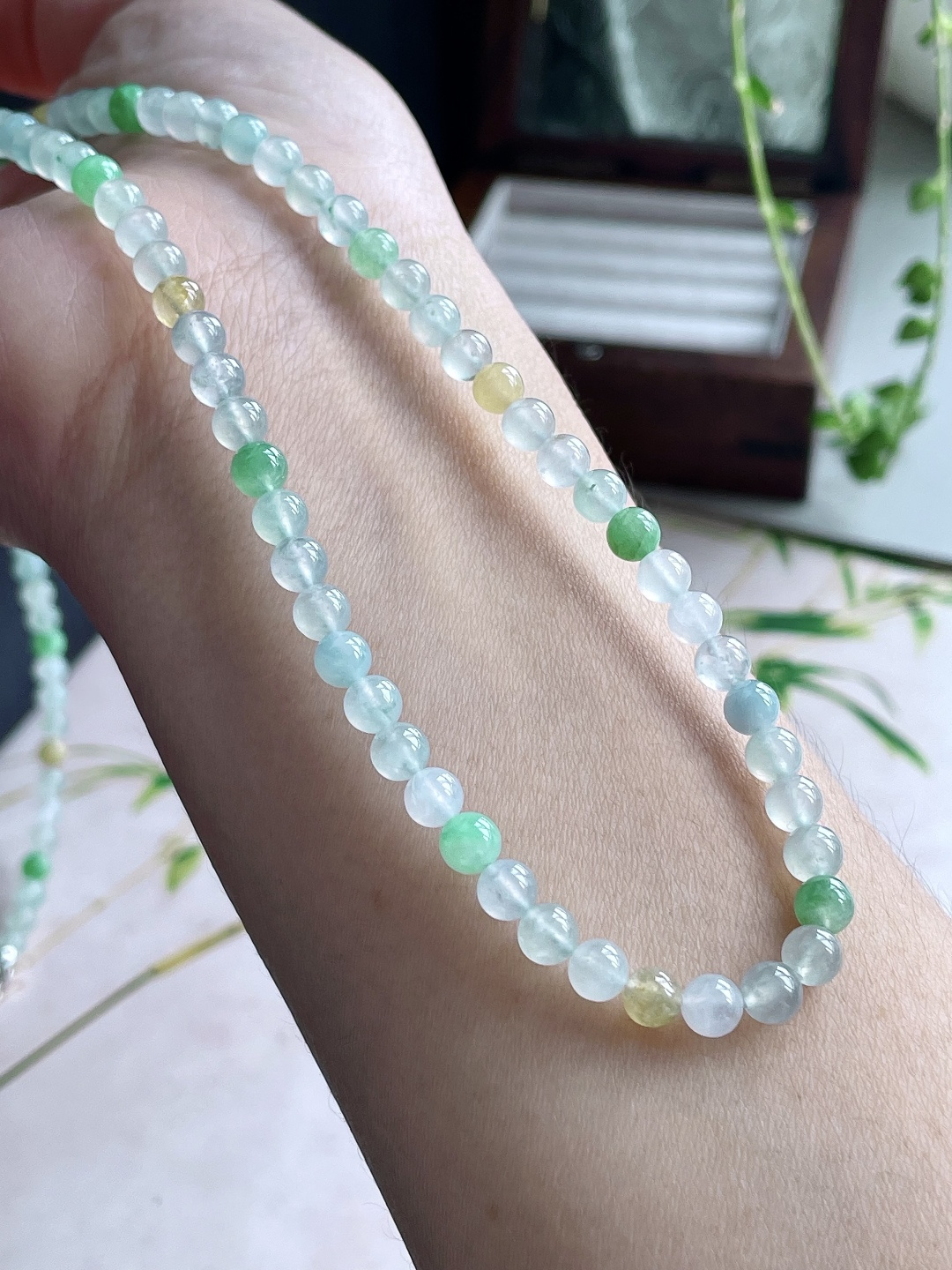 【珠子】冰多宝多彩珠链圆珠珠子珠链 【说明】缅甸 性比高 【尺寸】5.1mm，35cm 【重量】30.7克