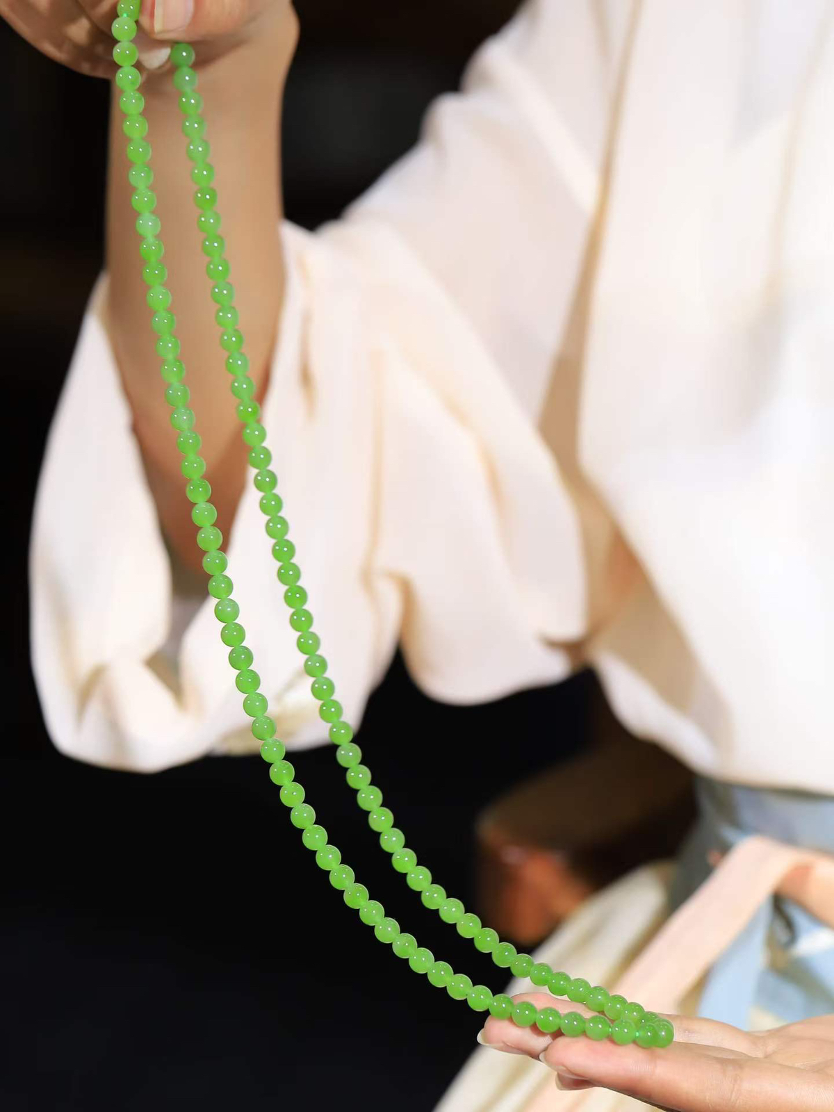 【珠圆玉润.项链】

精品️和田玉碧玉珠圆玉润项链 玉质细腻油润 饱满光滑 质朴无华，悠远简单，