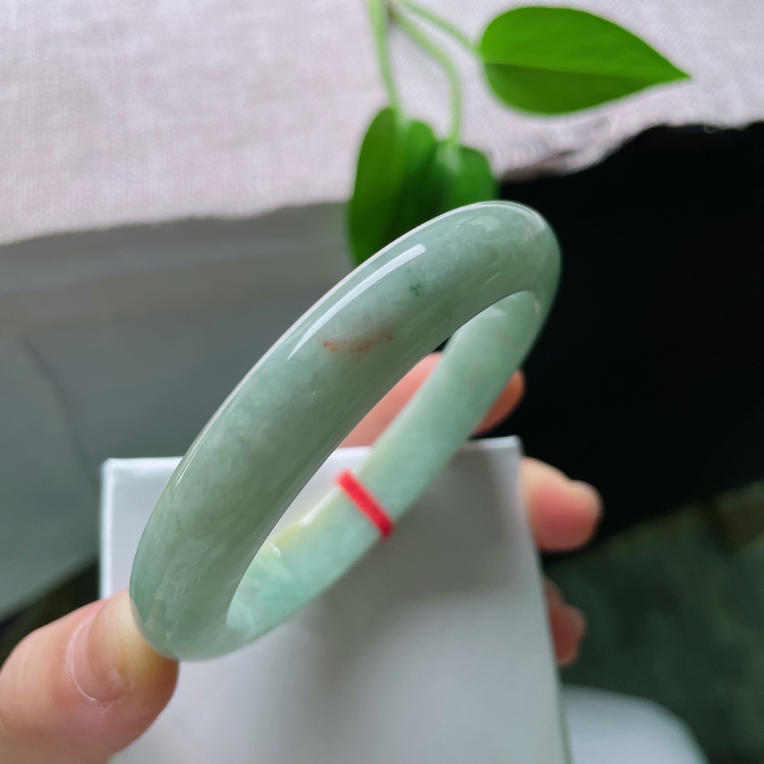 56.8/11.5/8.7，黄翡正圈，晶体洒金，黄加绿平安镯，青润底色交织暖黄俏色，色彩自然过渡，复古韵味十足。ss59668a