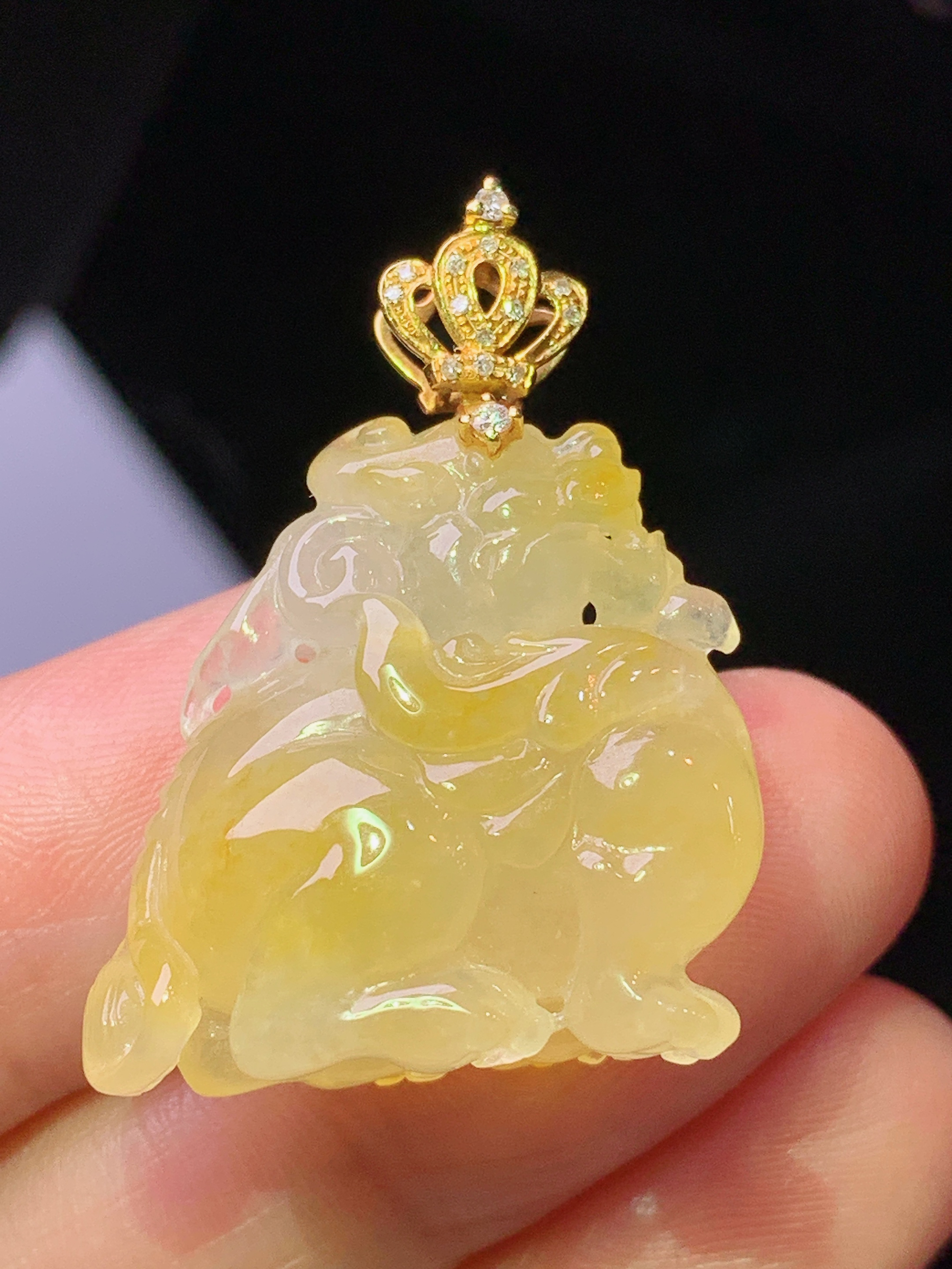 18k金钻镶嵌黄翡貔貅吊坠 玉质细腻 色泽艳丽清新 水润亮眼 整体尺寸32.5*22.3*11 b1