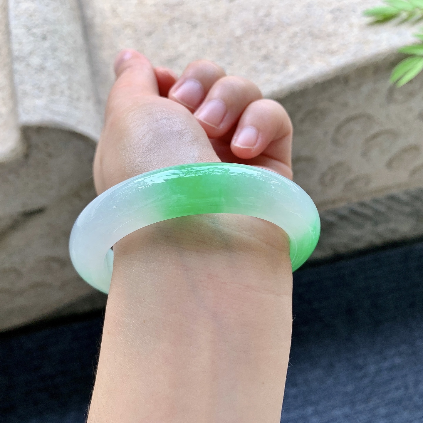 正圈54 55 圈口55.7/12.3/9.7 编码H3092354 冰糯飘辣阳绿，水润，种老，细腻，无裂