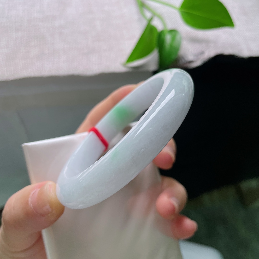 57.8/12/9，春彩正圈，一点皮纹，纯净白底色素雅恬淡，点点辣绿分段洒落镯壁，素底衬艳翠，简约款式自带记忆亮点。ss59651a
