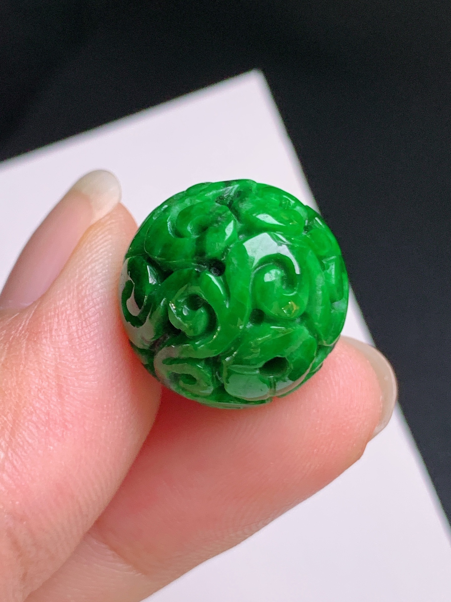 ️ 辣绿雕花珠珠，色浓阳正，雕工精致，寓意路路通达 裸石16.7 19