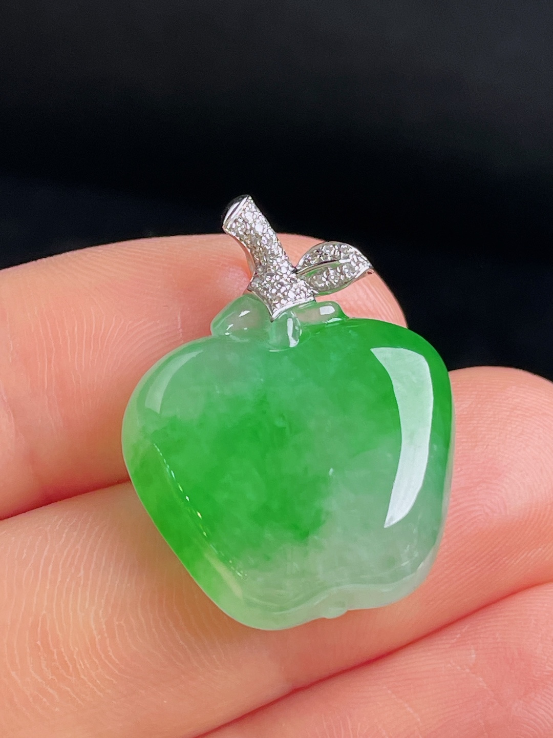 ️辣绿苹果，18k镶嵌，老种起光，细底通透，尺寸：26.8裸石20/21/5.8mm0922