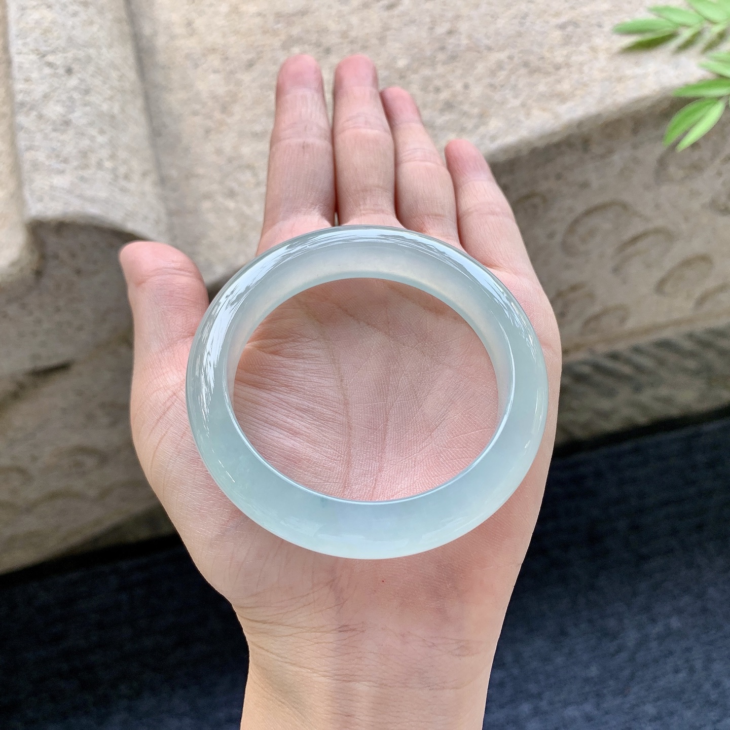 正圈52 53 圈口53/12.2/8.5 编码T3092349 冰糯晴绿，水润，种老，细腻，无裂