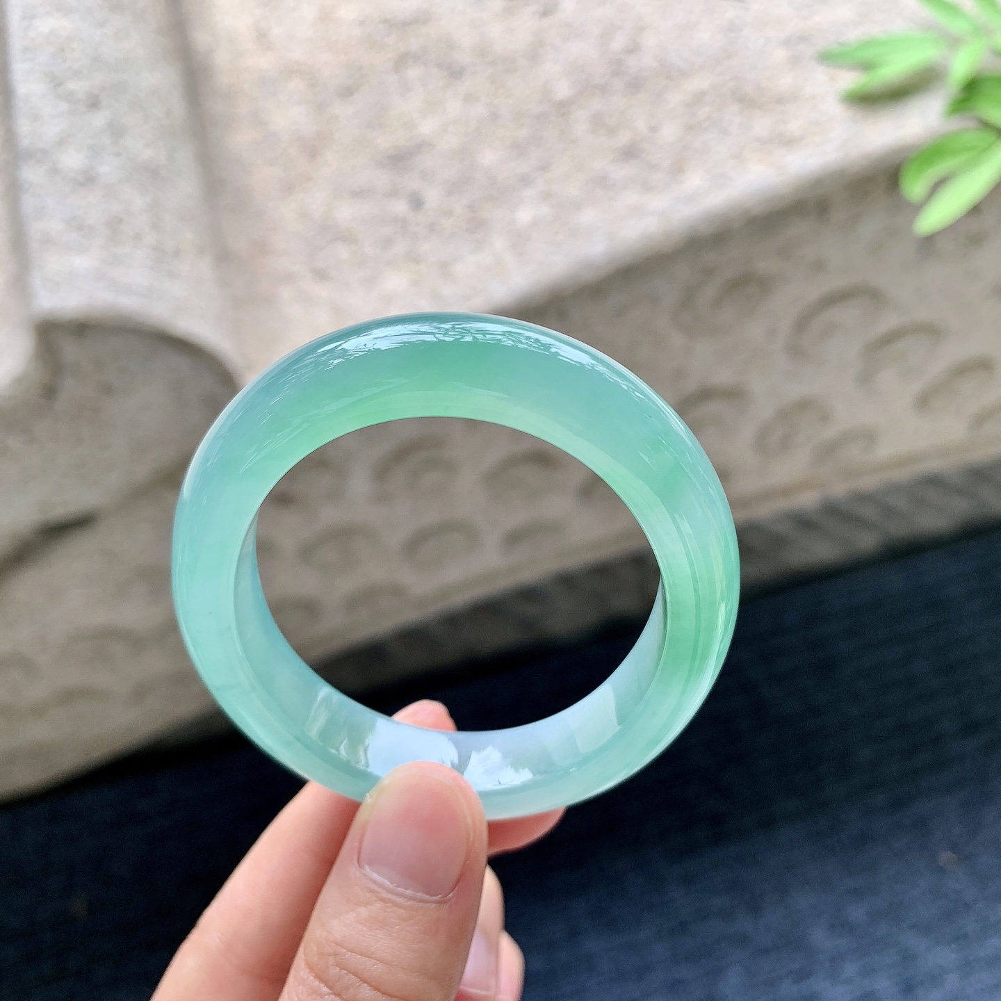 冰糯飘绿，水润，种老，细腻，打灯有絮线